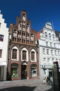 Die Stadtbibliothek mit typisch hanseatischer Fassade.