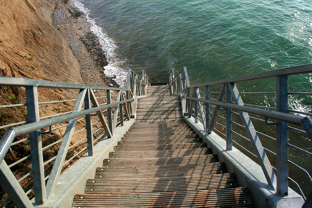 Treppe die Steilküste hinab ins Wasser.