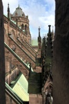 Blick auf die Stützbögen während des Aufstiegs. Blick auf die Stützbögen während des Aufstiegs.