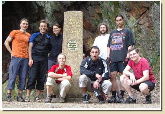 Gruppenbild am Mittelpunkt* Gruppenbild am Mittelpunkt*