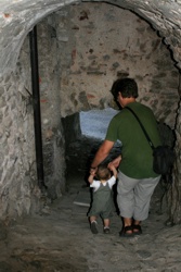 Durch die engen Gassen von Gardola.