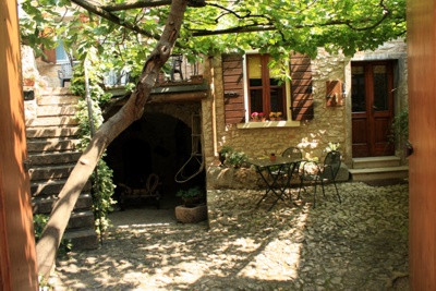 Tramhafte Innenhöfe in Piovere.