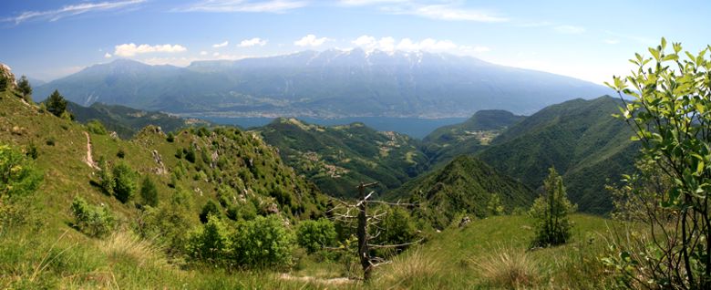 Blick vom Gipfel in Richtung Gardasee und Monte Baldo.