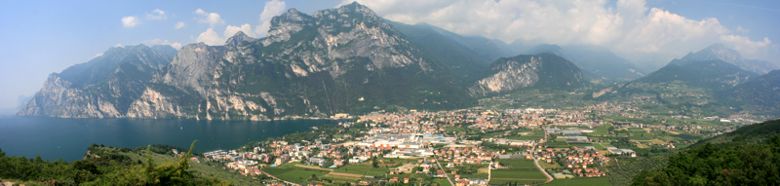 Blick vom Monte Brione nach Riva del Garda.
