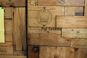 Eine Tür aus alten Weinkartons.