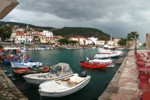 Hafen von Nafpaktos mit dunklen Regenwolken