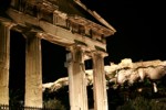 Nachtaufnahme aus Römischer Agora mit Akropolis im Hintergrund