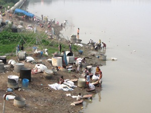 Die Wäsche wird im Fluss gewaschen*