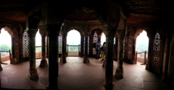 Säulenhalle mit Ausblick