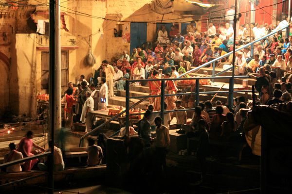 Beginn der Aatri Zeremonie am Ganges