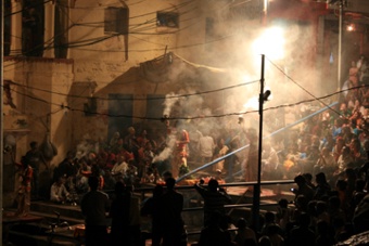 Die Zeremonie ist im vollen Gange am Ganges