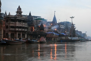 Die brennenden Ghats mit den aufgebahrten Toten
