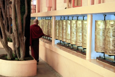 Gebetsmühlen im Palast das Dalai Lamas
