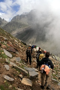 Abstieg vom Hamta Pass immer den Pferden hinterher