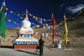 Eine Gompa im goldenen Licht der aufgehenden Sonne
