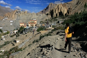 Rückkehr nach Dhankar - Im Vordergrund das neue und im Hintergrund das alte Kloster