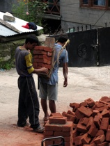 In Old Manali gabs neue Ziegel