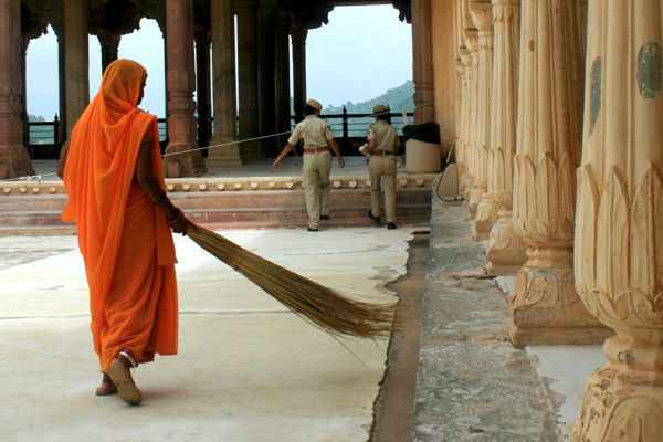 Reinemach- und Sicherheitsfrauen im Amber Fort