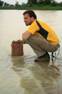 Robert beim Wasserholen