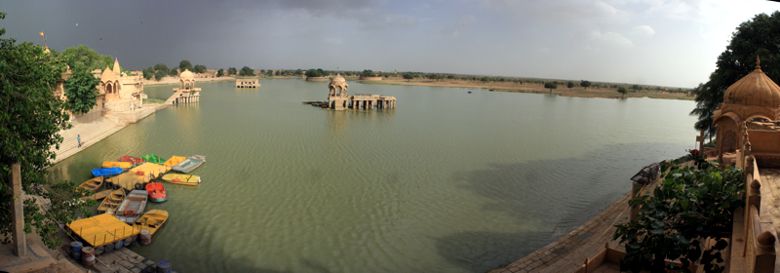 Der riesige Wasserspeicher am Rande der Stadt ist gut gefüllt