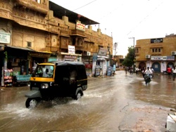 Die Straßen sind vom Wasser sofort überflutet*