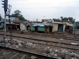 Entlang indischer Bahnschienen durch Delhi*
