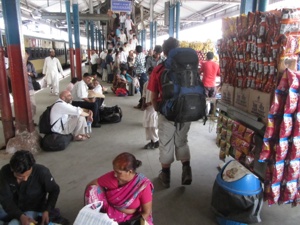 Auf indischen Bahnhofen ist immer was los (Old Delhi)*