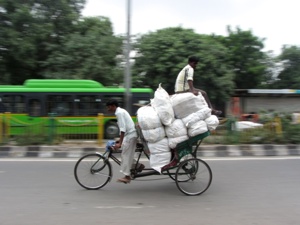 Eine kaum beladene Fahrradrikscha*