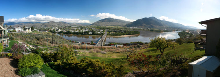 Blick von der Terasse über Kamloops und den Zusammenfluss des North- and South Thompson River