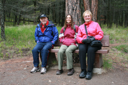 Drei Wanderer am Paul Lake