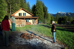 Das Feuer für den Abend wird vorbereitet