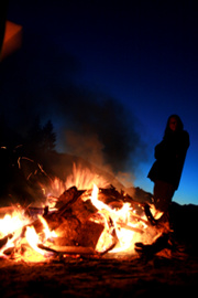 Lagerfeuer am Abend in der 'blue hour'