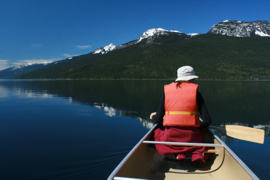 Am Morgen lag der See wie ein Spiegel vor uns. Im Hintergrund die Gipfel des Valhalla Provincal Parks.