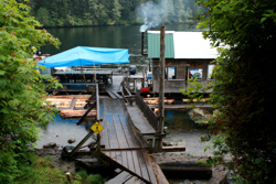 Schwimmende Fährstation über die Nitinat Narrows