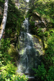 Einer der vielen Wasserfällen am Rande des Weges nach all dem Regen