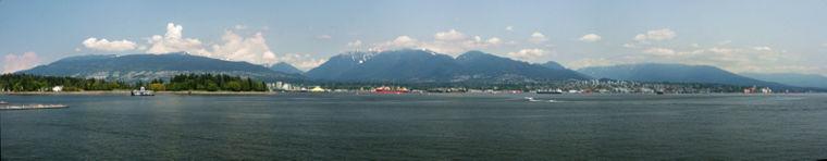 Blick zu den schneebedeckten Bergen von North Vancouver