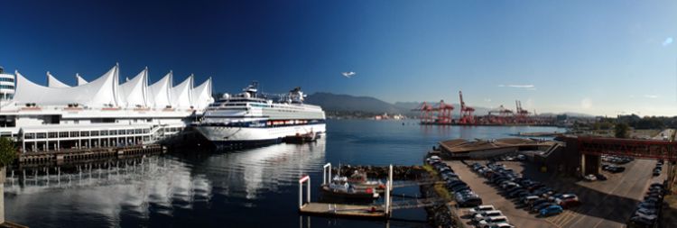 Blick von der Waterfront Station nach Norden zu den Coast Mountains.