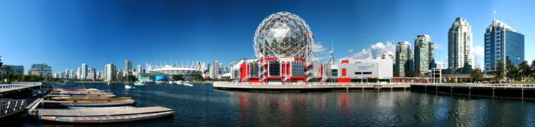 False Creek mit dem Eishockey Station und der Science World Kugel.