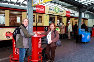 Eine letzte Original Berliner Currywurst kurz vor dem Abflug.