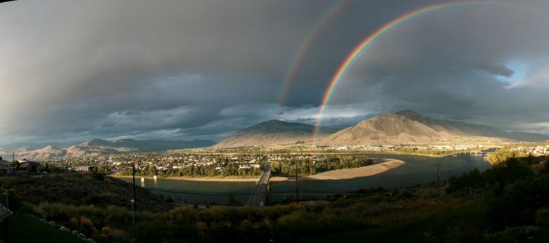 Ein unglaublicher Regenbogen über dem Zusammenfluss des North- und South-Thompsons River.