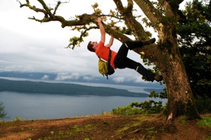 Blick über die Inselwelt der Southern Gulf Islands mit Farbtupfer.