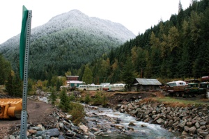 Sandon mit verschneitem Idaho Peak im Hintergrund.