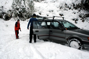 Unser im Schnee vergrabenes Auto am höchsten Punkt.