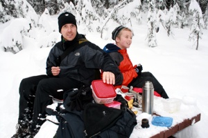 Mittagessen auf dem verschneiten Picknicktisch.