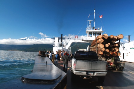 Mit der Fähre über den Upper Arrow Lake bei gutem Wetter.