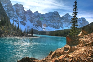 Der teilweise gefrorene Moraine Lake. (HDR)