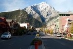 Die sehr touristische Hauptstraße von Banff.