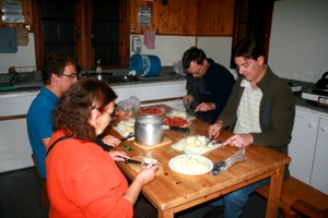 Alle schneiden Kartoffeln und Zwiebeln.