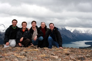 Auf dem Gipfel des Ball Hills (2170 m) mit Blick auf den Maligne Lake.