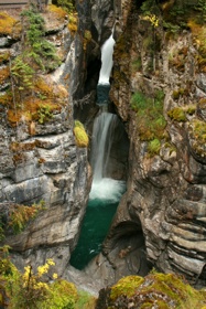 Blaues Wasser in den Schluchten des Maligne Canyons direkt neben dem Hostel.